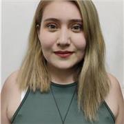 Profesora se le enseña a todos los niños de todas las edades